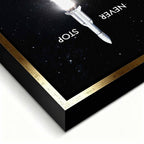 Motywacyjny obraz na płótnie z rakietą Never Stop – rakieta startująca w przestrzeń, symbol determinacji, ambicji i nieustannego rozwoju.