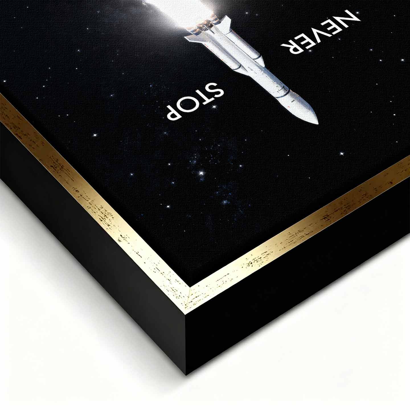 Motywacyjny obraz na płótnie z rakietą Never Stop – rakieta startująca w przestrzeń, symbol determinacji, ambicji i nieustannego rozwoju.