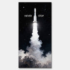 Motywacyjny obraz na płótnie z rakietą Never Stop – rakieta startująca w przestrzeń, symbol determinacji, ambicji i nieustannego rozwoju.
