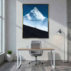 Motywacyjny obraz na płótnie z górą You vs You Mountain – człowiek wspinający się na górę, symbol walki z samym sobą i samodyscypliny.