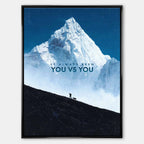 Motywacyjny obraz na płótnie z górą You vs You Mountain – człowiek wspinający się na górę, symbol walki z samym sobą i samodyscypliny.