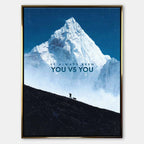 Motywacyjny obraz na płótnie z górą You vs You Mountain – człowiek wspinający się na górę, symbol walki z samym sobą i samodyscypliny.