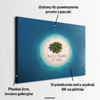 Nowoczesny obraz na płótnie przedstawiający bezludną wyspę z lotu ptaka oraz napis You'll figure it out ułożony na piasku. Wydruk galeryjny Huephant.