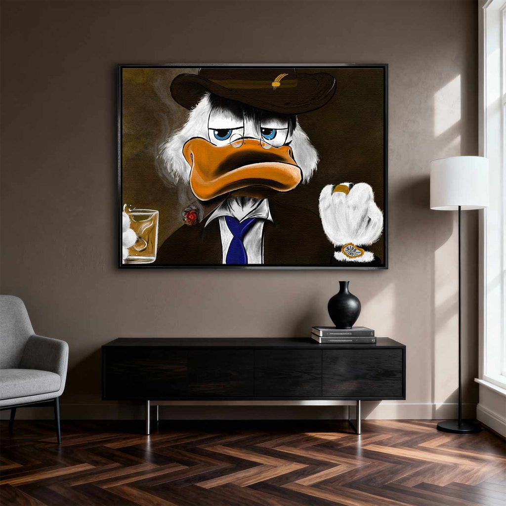 Obraz na płótnie "Boss Duck" z postacią Sknerusa McKwacza w mafijnej stylizacji, z cygarem i whisky, utrzymany w ciemnej kolorystyce