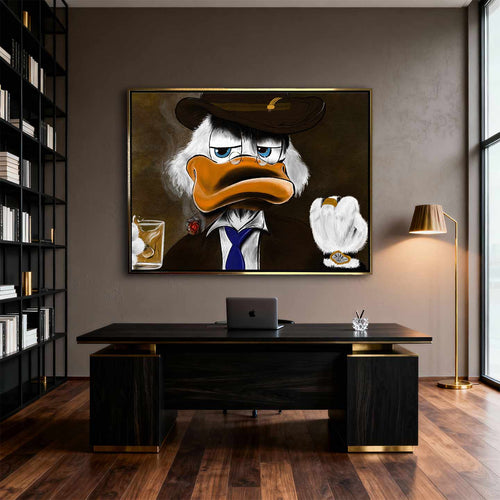 Obraz na płótnie "Boss Duck" z postacią Sknerusa McKwacza w mafijnej stylizacji, z cygarem i whisky, utrzymany w ciemnej kolorystyce