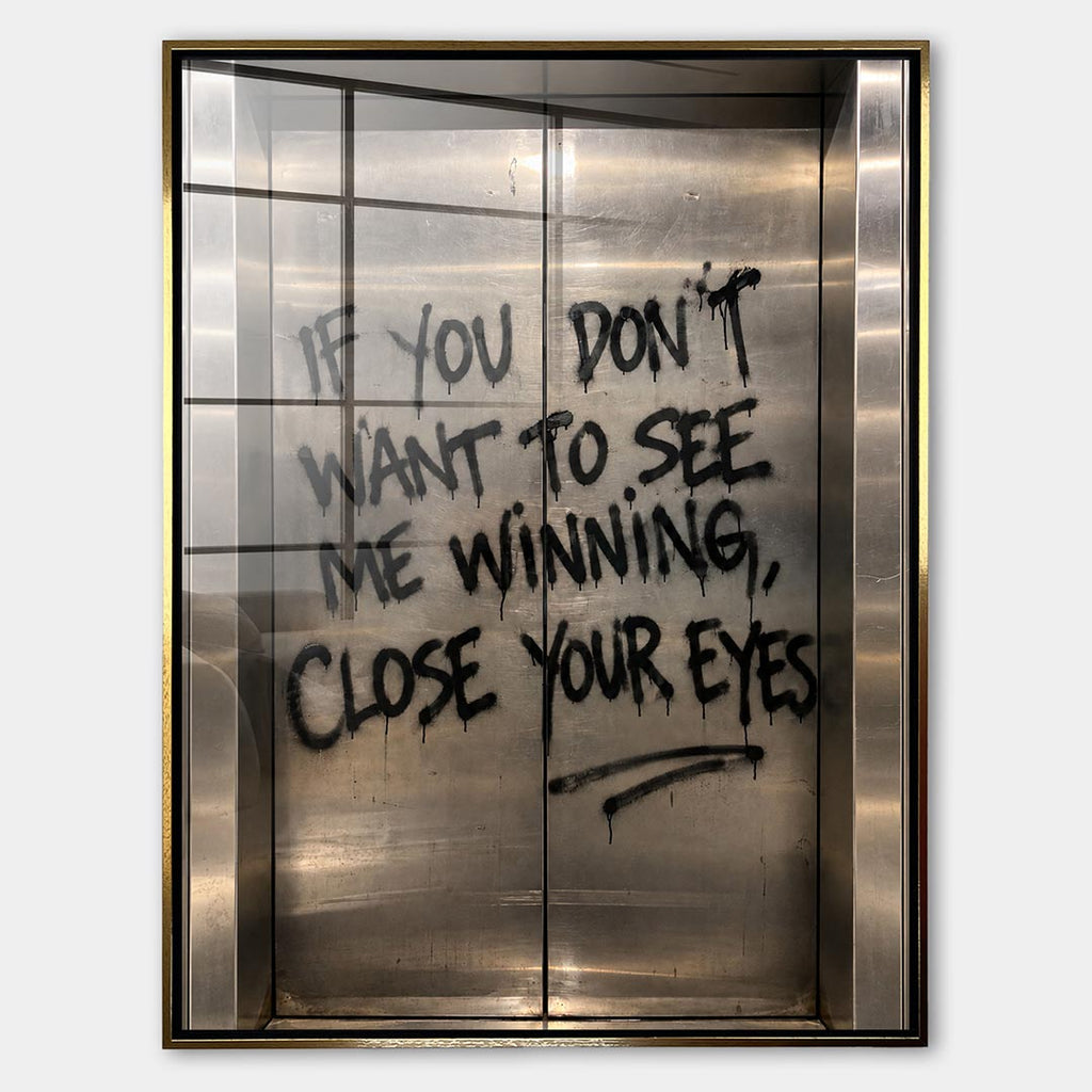 Obraz Close Your Eyes – Szkło akrylowe – Złota rama – Huephant