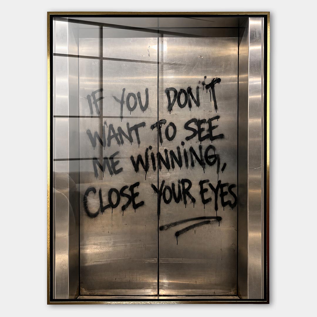 Obraz Close Your Eyes – Szkło akrylowe – Złota rama – Huephant