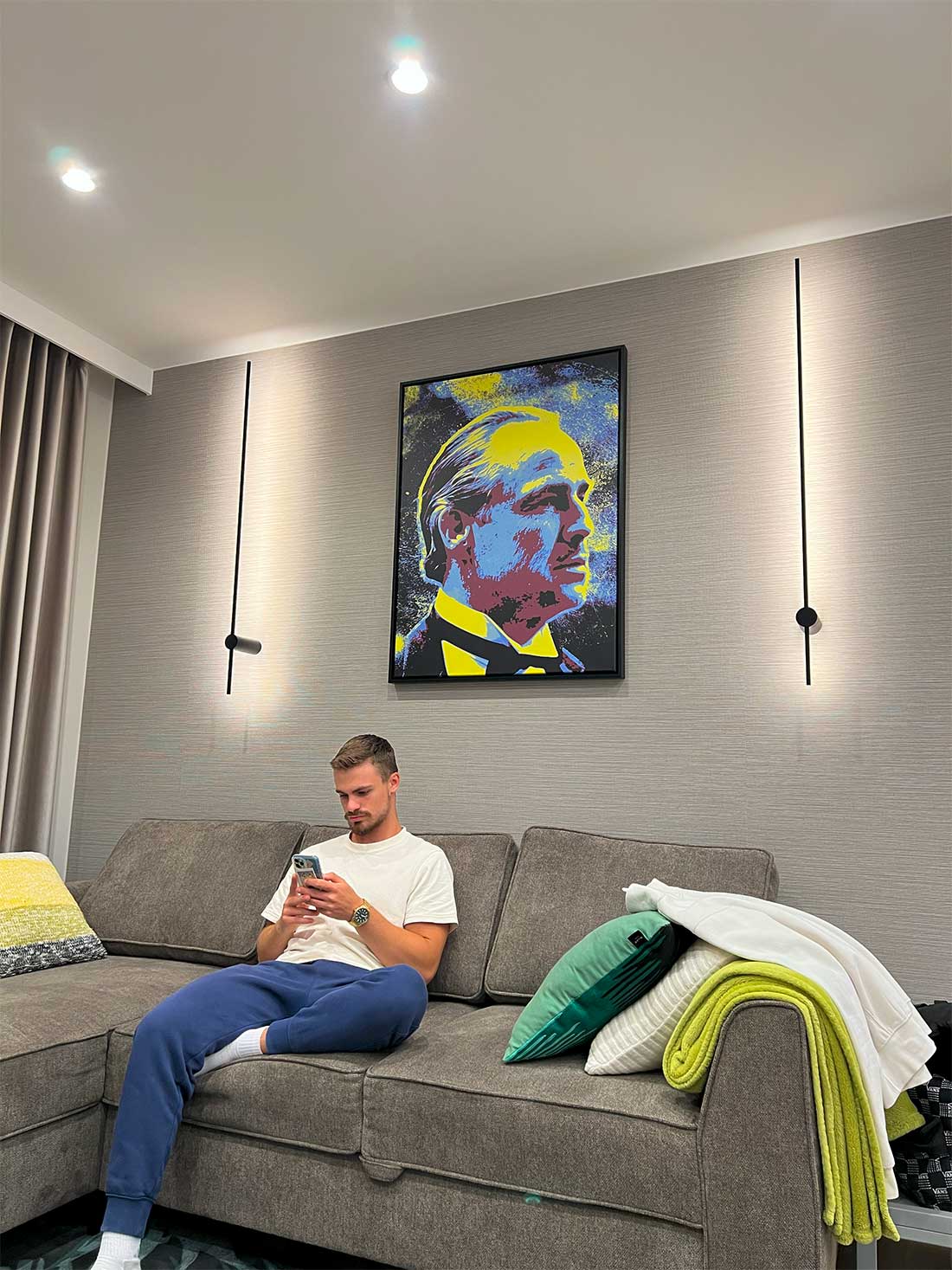 obraz na płótnie godfather pop icon wiszący na ścianie w ekskluzywnym luksusowym wnętrzu