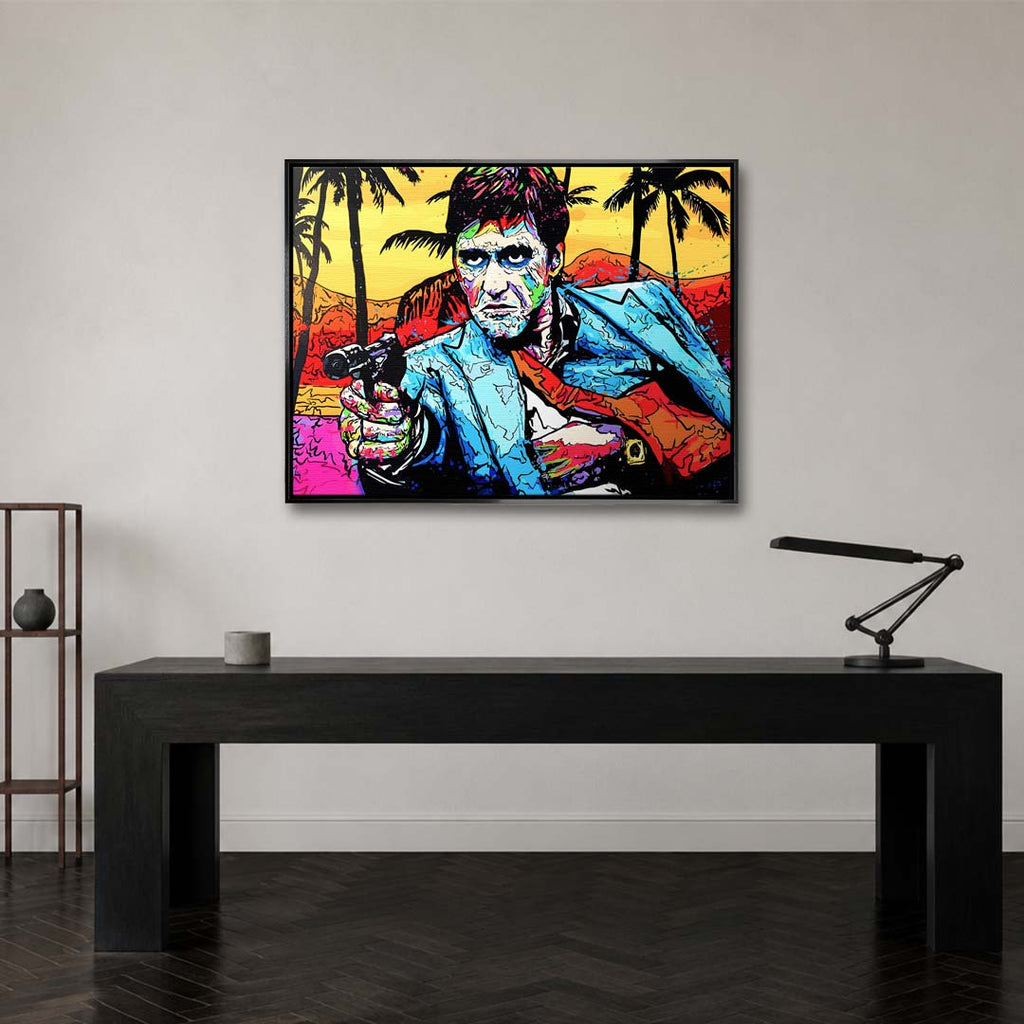 Nowoczesny obraz na płótnie w stylu pop-art przedstawiający portret mężczyzny z pistoletem na tle palm. Kolorowy wydruk galeryjny od Huephant, edycja limitowana
