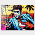 Nowoczesny obraz na szkle akrylowym w stylu pop-art przedstawiający portret mężczyzny z pistoletem na tle palm. Kolorowy wydruk galeryjny od Huephant, edycja limitowana