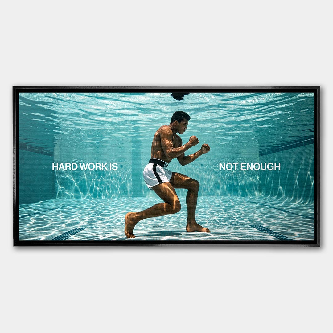 Obraz Hard Work Is Not Enough – Płótno – Czarna rama – Huephant