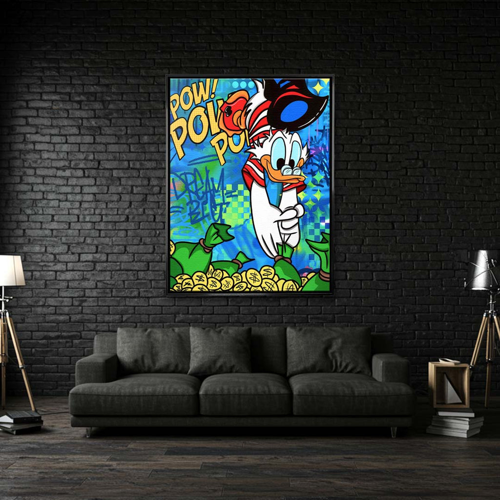 Nowoczesny obraz pop-art na płótnie przedstawiający kaczora skaczącego do złotych monet na tle graffiti z napisem Dream Big. Wydruk galeryjny Huephant.