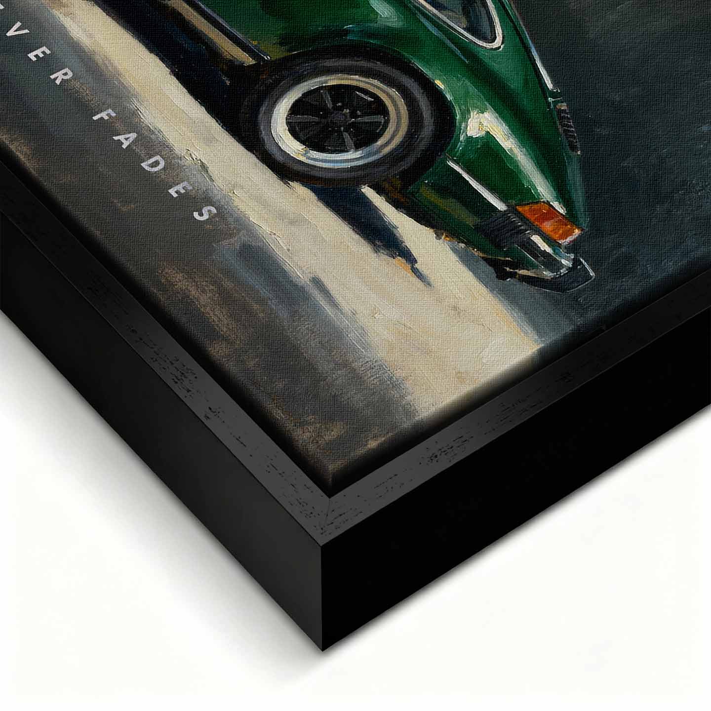 Obraz na płótnie z klasycznym zielonym coupé i napisem Legacy Never Fades, motoryzacyjny wydruk galeryjny w stylu vintage.