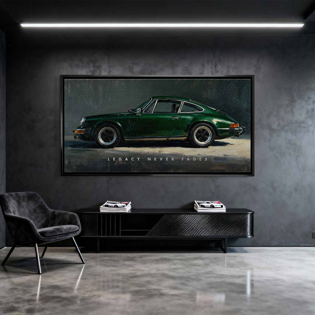 Obraz na płótnie z klasycznym zielonym coupé i napisem Legacy Never Fades, motoryzacyjny wydruk galeryjny w stylu vintage.
