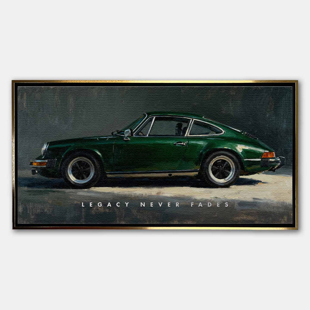 Obraz na płótnie z klasycznym zielonym coupé i napisem Legacy Never Fades, motoryzacyjny wydruk galeryjny w stylu vintage.