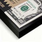 Obraz Money's Already Printed – czarna rama – ujęcie pod kątem – Huephant