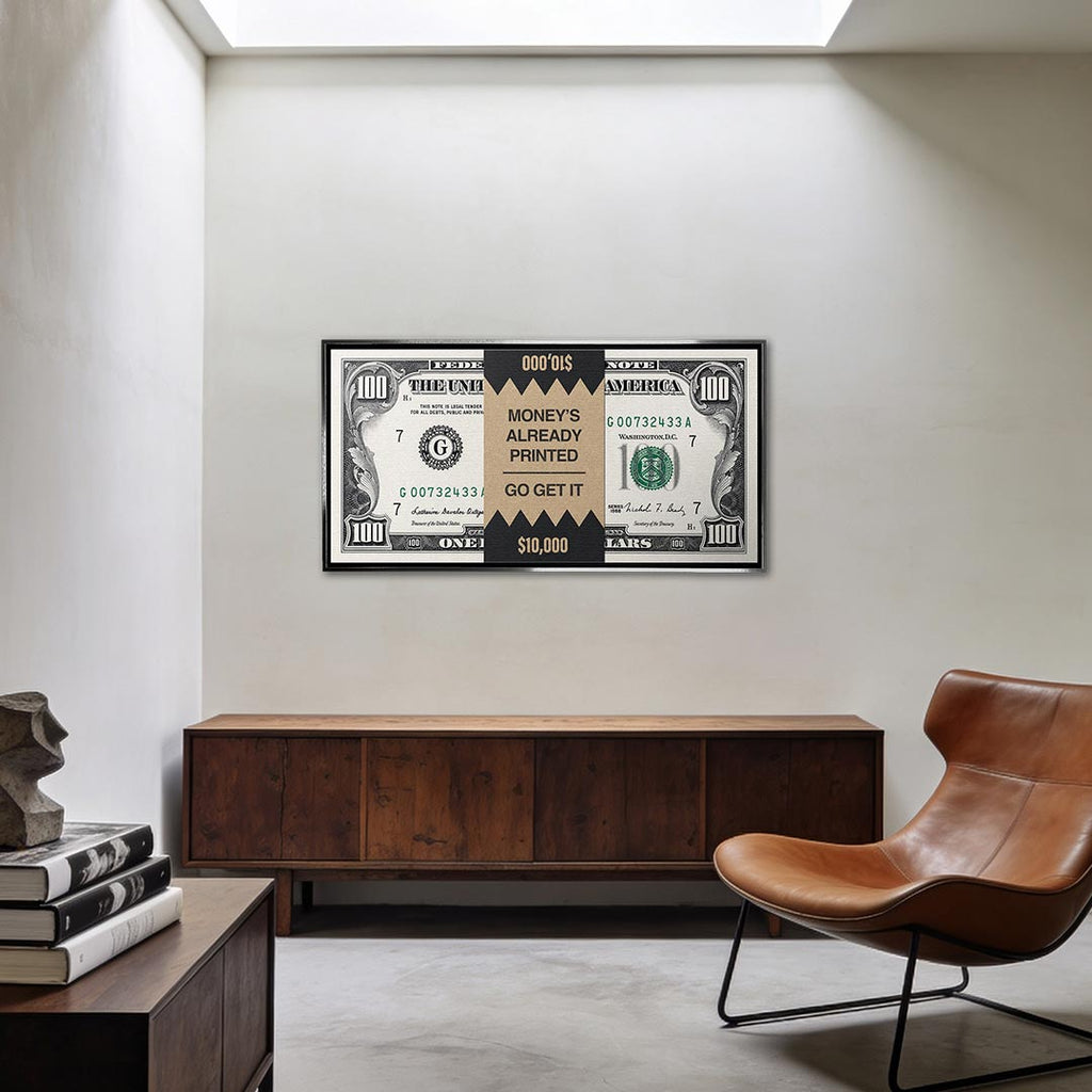 Obraz Money's Already Printed – srebrna rama – aranżacja we wnętrzu – Huephant