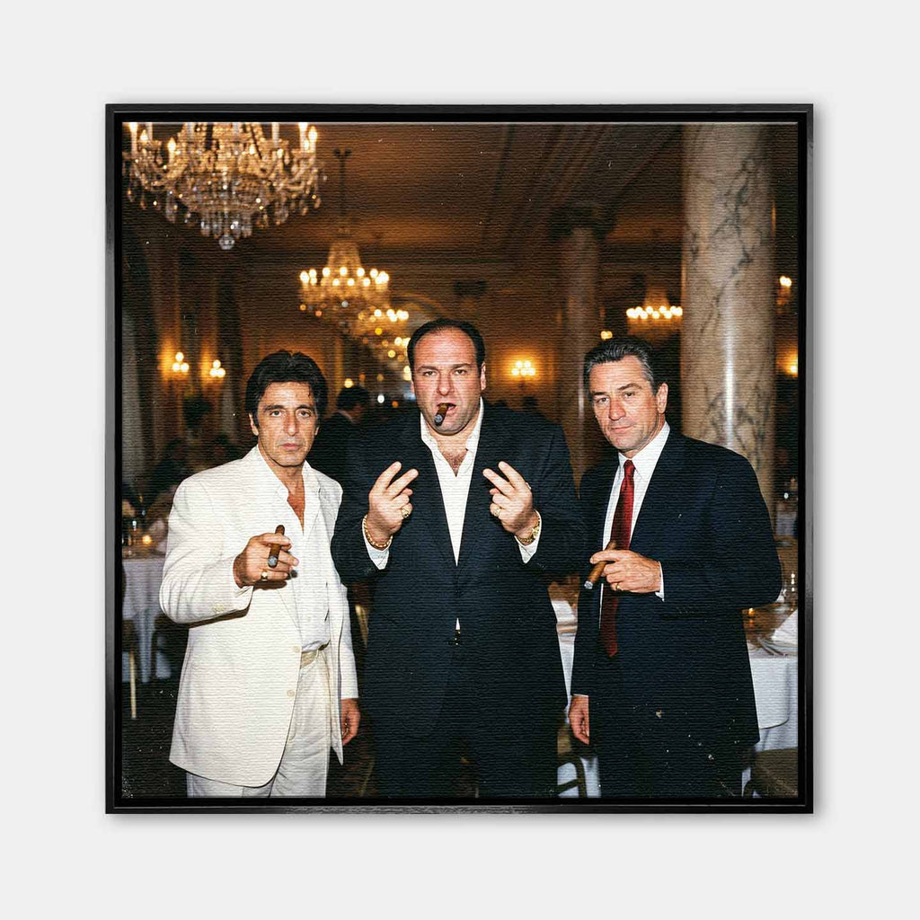 Obraz na płótnie Evening at Soprano’s przedstawiający Tony Montana Scarface, Tony Soprano oraz postać Roberta De Niro, stojących z cygarami w luksusowym wnętrzu, w klimacie mafijnej elegancji, władzy i klasy.