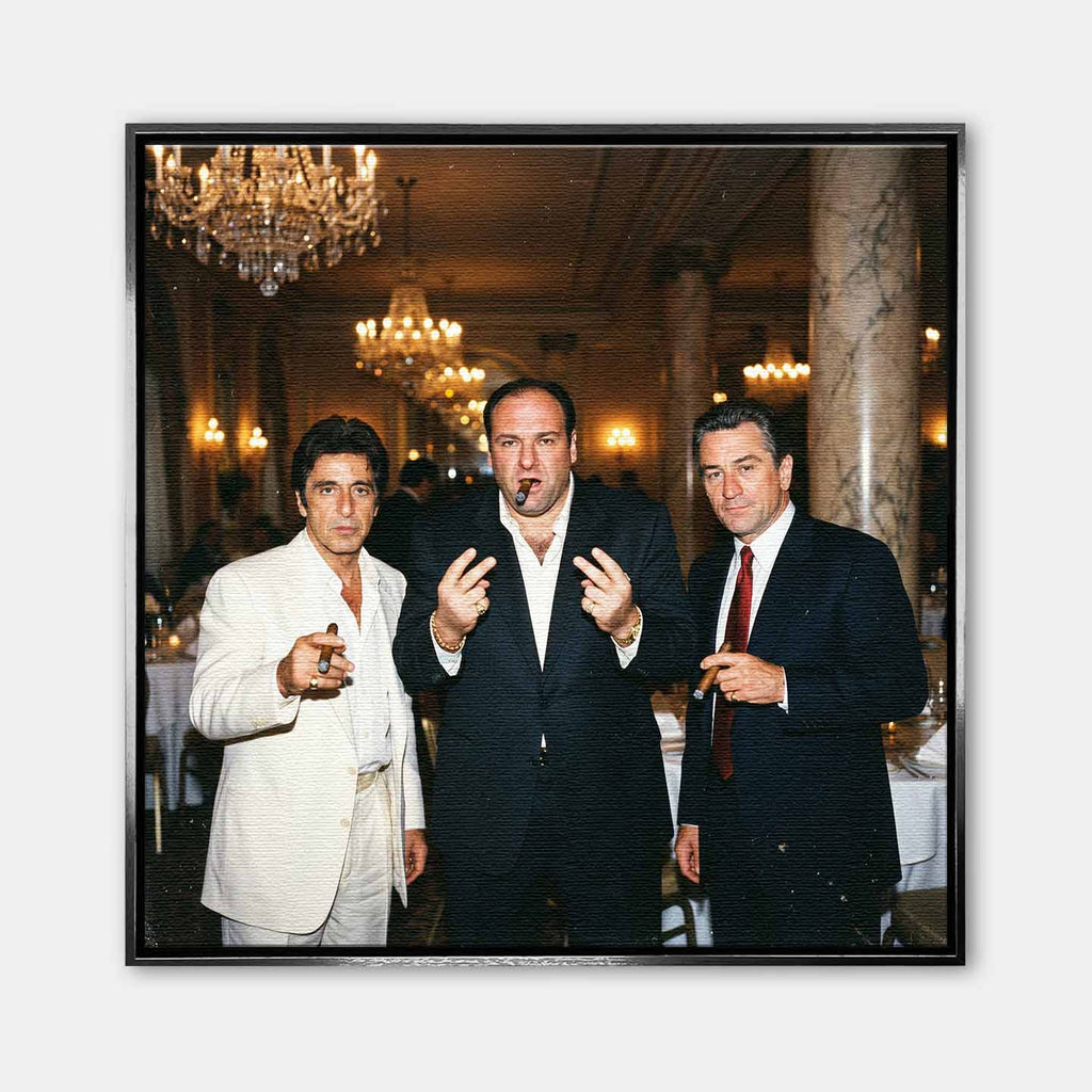 Obraz na płótnie Evening at Soprano’s przedstawiający Tony Montana Scarface, Tony Soprano oraz postać Roberta De Niro, stojących z cygarami w luksusowym wnętrzu, w klimacie mafijnej elegancji, władzy i klasy.