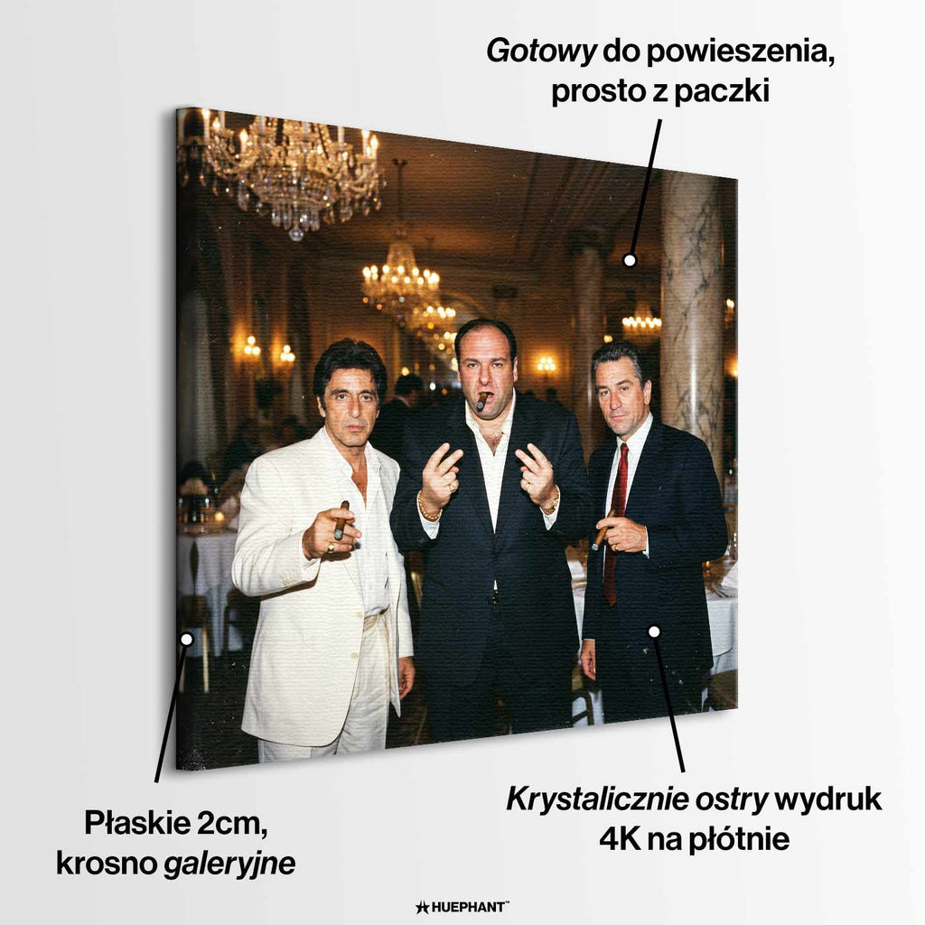 Obraz na płótnie Evening at Soprano’s przedstawiający Tony Montana Scarface, Tony Soprano oraz postać Roberta De Niro, stojących z cygarami w luksusowym wnętrzu, w klimacie mafijnej elegancji, władzy i klasy.