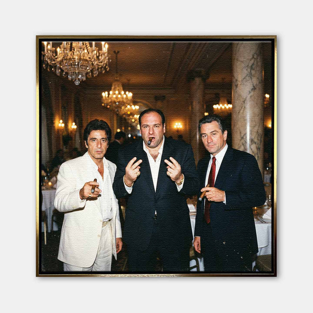 Obraz na płótnie Evening at Soprano’s przedstawiający Tony Montana Scarface, Tony Soprano oraz postać Roberta De Niro, stojących z cygarami w luksusowym wnętrzu, w klimacie mafijnej elegancji, władzy i klasy.