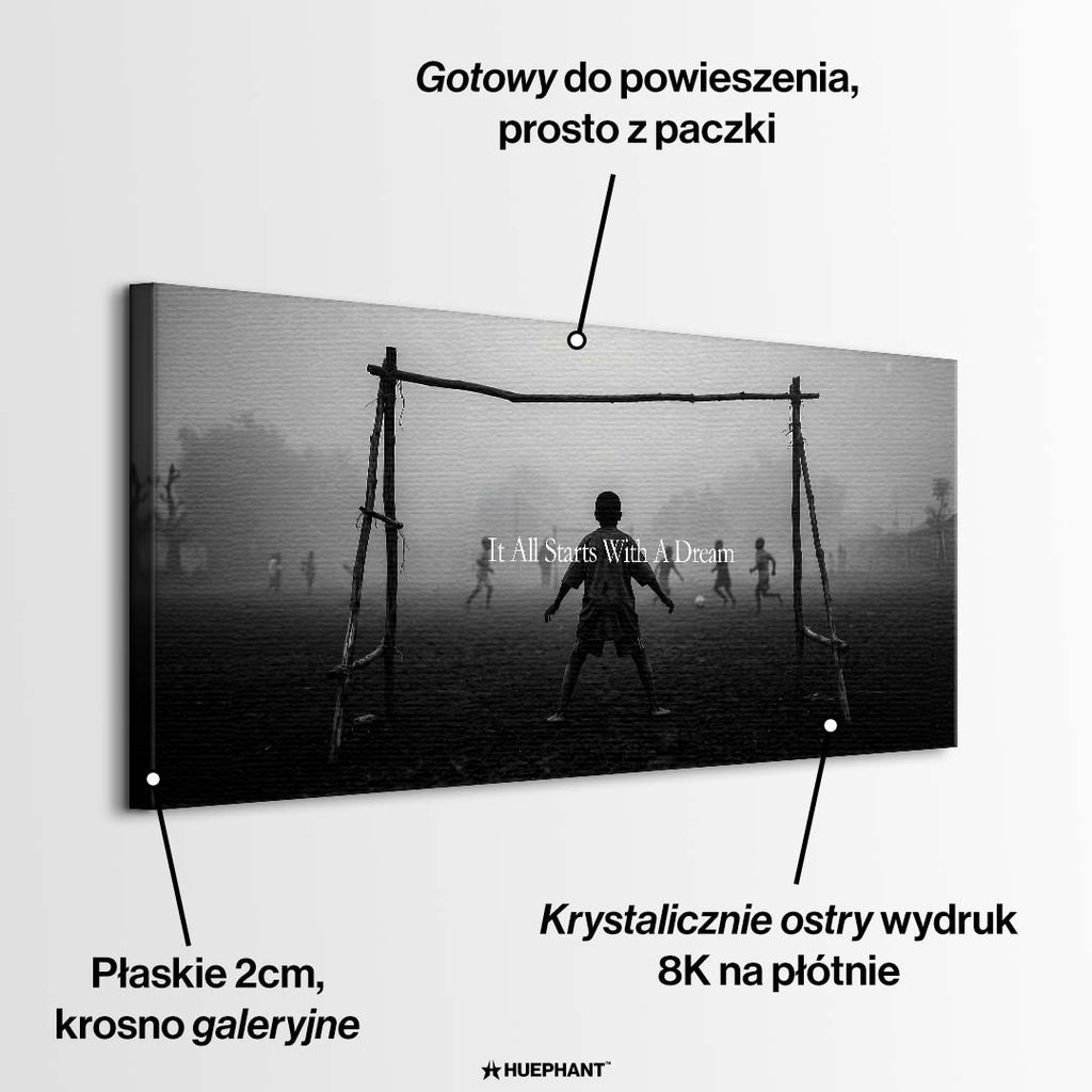Czarno-biały obraz na płótnie przedstawiający chłopca w bramce na zamglonym boisku oraz napis It All Starts With A Dream. Nowoczesna sztuka i wydruk galeryjny.