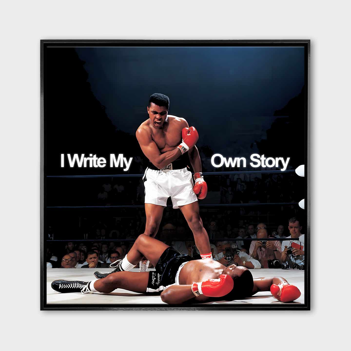 Obraz na płótnie Muhammad Ali „I Write My Own Story”. Muhammad Ali stojący nad pokonanym rywalem w ringu – symbol siły, odwagi i determinacji.