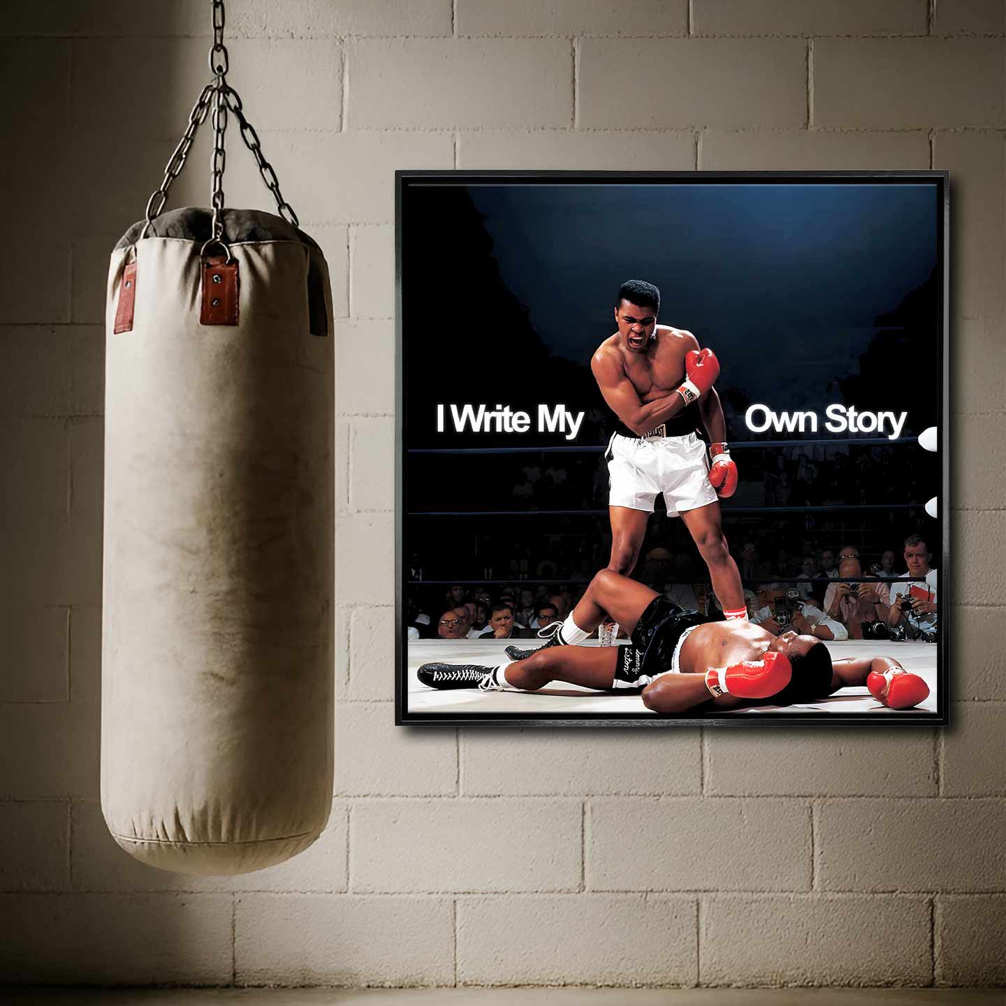 Obraz na płótnie Muhammad Ali „I Write My Own Story”. Muhammad Ali stojący nad pokonanym rywalem w ringu – symbol siły, odwagi i determinacji.