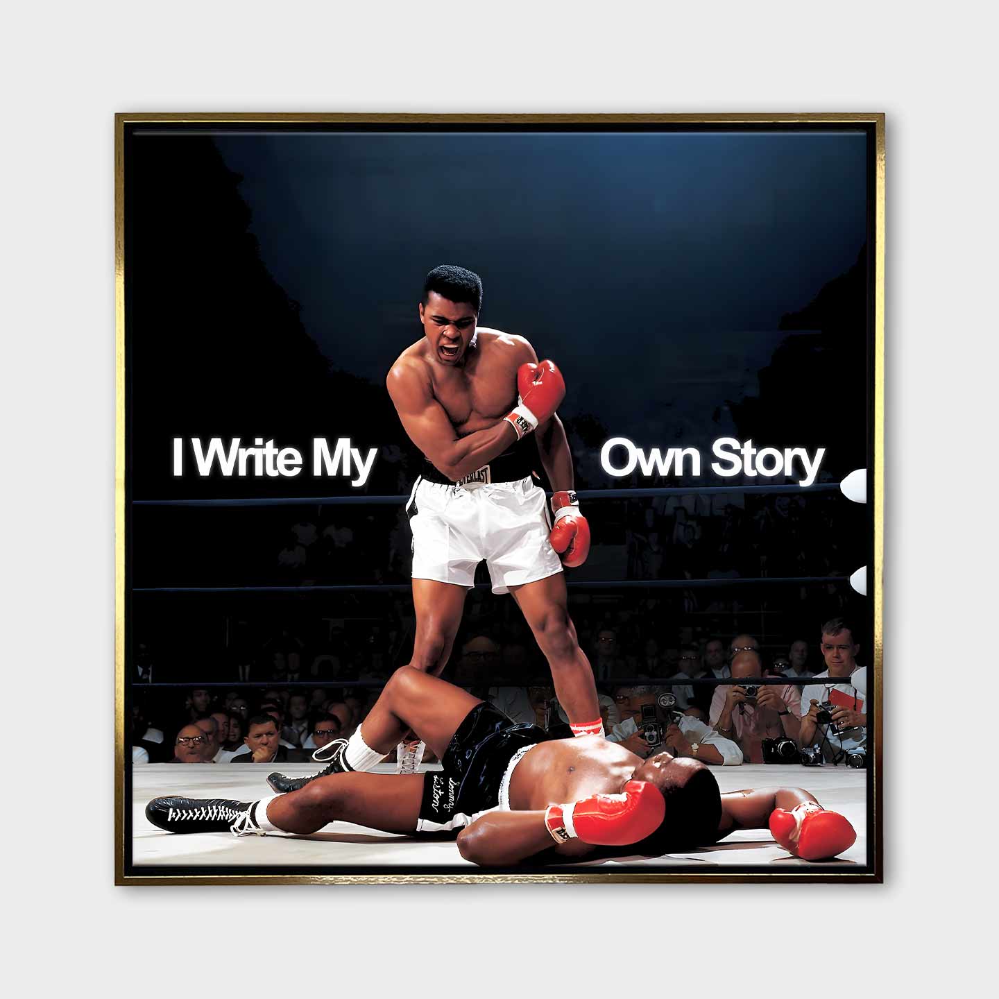 Obraz na płótnie Muhammad Ali „I Write My Own Story”. Muhammad Ali stojący nad pokonanym rywalem w ringu – symbol siły, odwagi i determinacji.