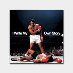 Obraz na płótnie Muhammad Ali „I Write My Own Story”. Muhammad Ali stojący nad pokonanym rywalem w ringu – symbol siły, odwagi i determinacji.