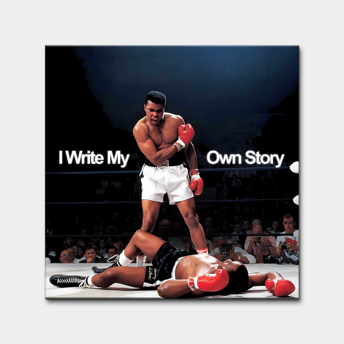 Obraz na płótnie Muhammad Ali „I Write My Own Story”. Muhammad Ali stojący nad pokonanym rywalem w ringu – symbol siły, odwagi i determinacji.