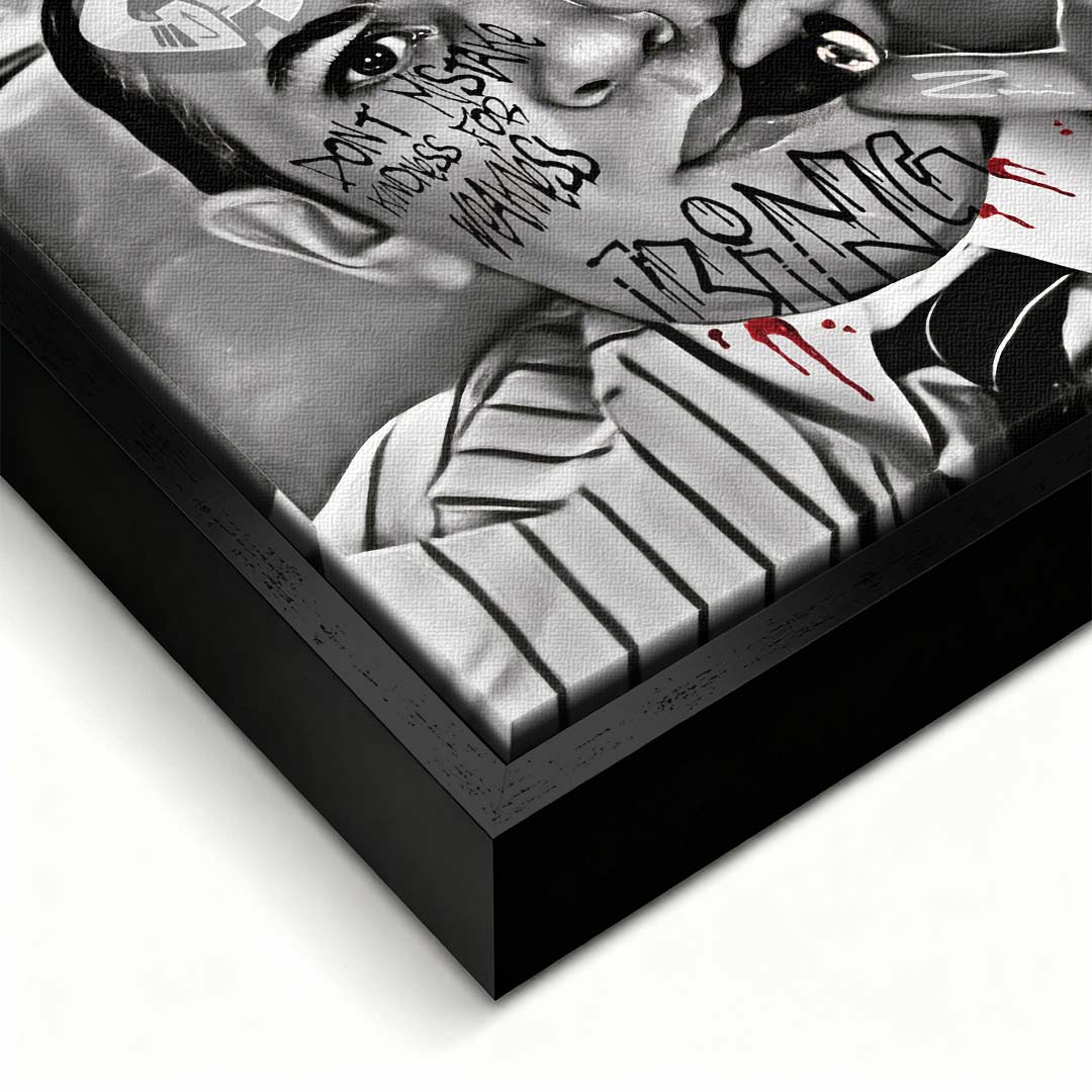 Czarno-biały obraz na płótnie z Al Capone palącym cygaro, ozdobiony napisami graffiti. Nowoczesny wydruk galeryjny w stylu gangsterskim.