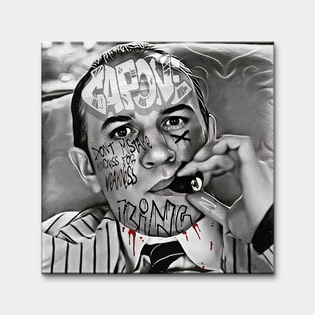 Czarno-biały obraz na płótnie z Al Capone palącym cygaro, ozdobiony napisami graffiti. Nowoczesny wydruk galeryjny w stylu gangsterskim.