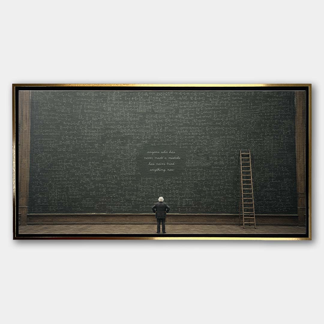 Obraz na płótnie przedstawiający postać naukowca stojącego przed olbrzymią zieloną tablicą z równaniami i motywacyjnym cytatem.
