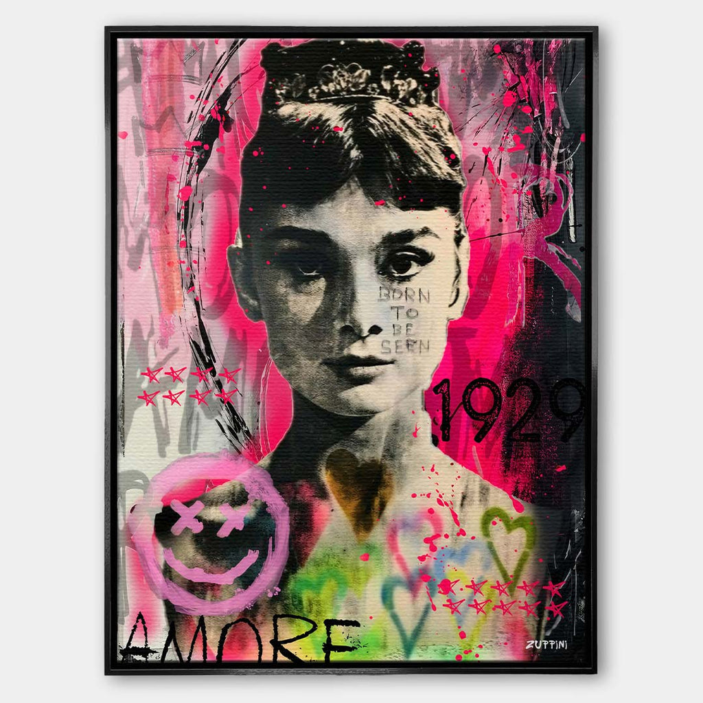 Czarno-biały obraz na płótnie Audrey Hepburn w stylu sztuki nowoczesnej. Wydruk galeryjny pop art z czerwonymi sercami i dużym napisem AMORE w tle.