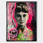 Czarno-biały obraz na płótnie Audrey Hepburn w stylu sztuki nowoczesnej. Wydruk galeryjny pop art z czerwonymi sercami i dużym napisem AMORE w tle.