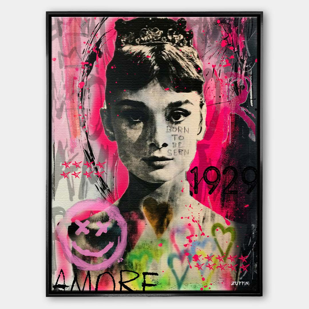 Czarno-biały obraz na płótnie Audrey Hepburn w stylu sztuki nowoczesnej. Wydruk galeryjny pop art z czerwonymi sercami i dużym napisem AMORE w tle.
