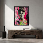 Czarno-biały obraz na płótnie Audrey Hepburn w stylu sztuki nowoczesnej. Wydruk galeryjny pop art z czerwonymi sercami i dużym napisem AMORE w tle.