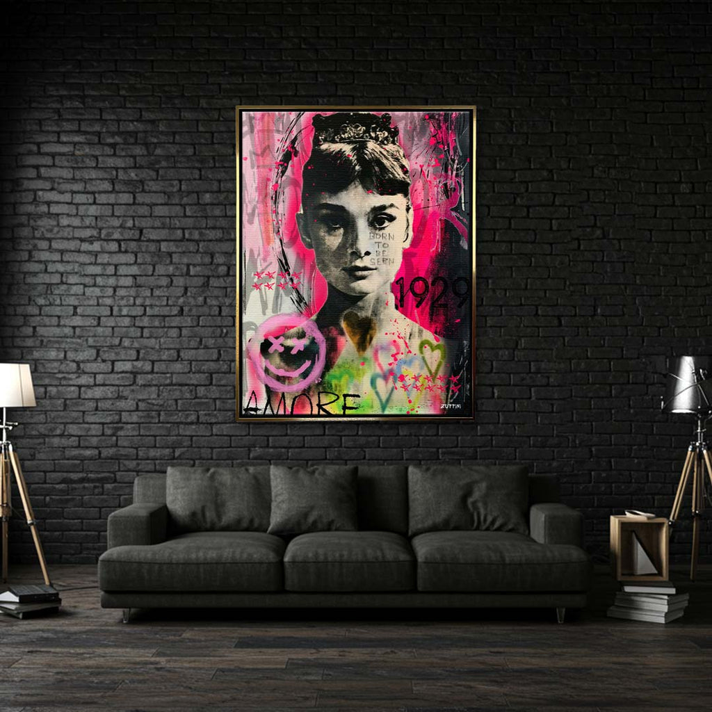 Czarno-biały obraz na płótnie Audrey Hepburn w stylu sztuki nowoczesnej. Wydruk galeryjny pop art z czerwonymi sercami i dużym napisem AMORE w tle.
