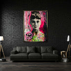 Czarno-biały obraz na płótnie Audrey Hepburn w stylu sztuki nowoczesnej. Wydruk galeryjny pop art z czerwonymi sercami i dużym napisem AMORE w tle.