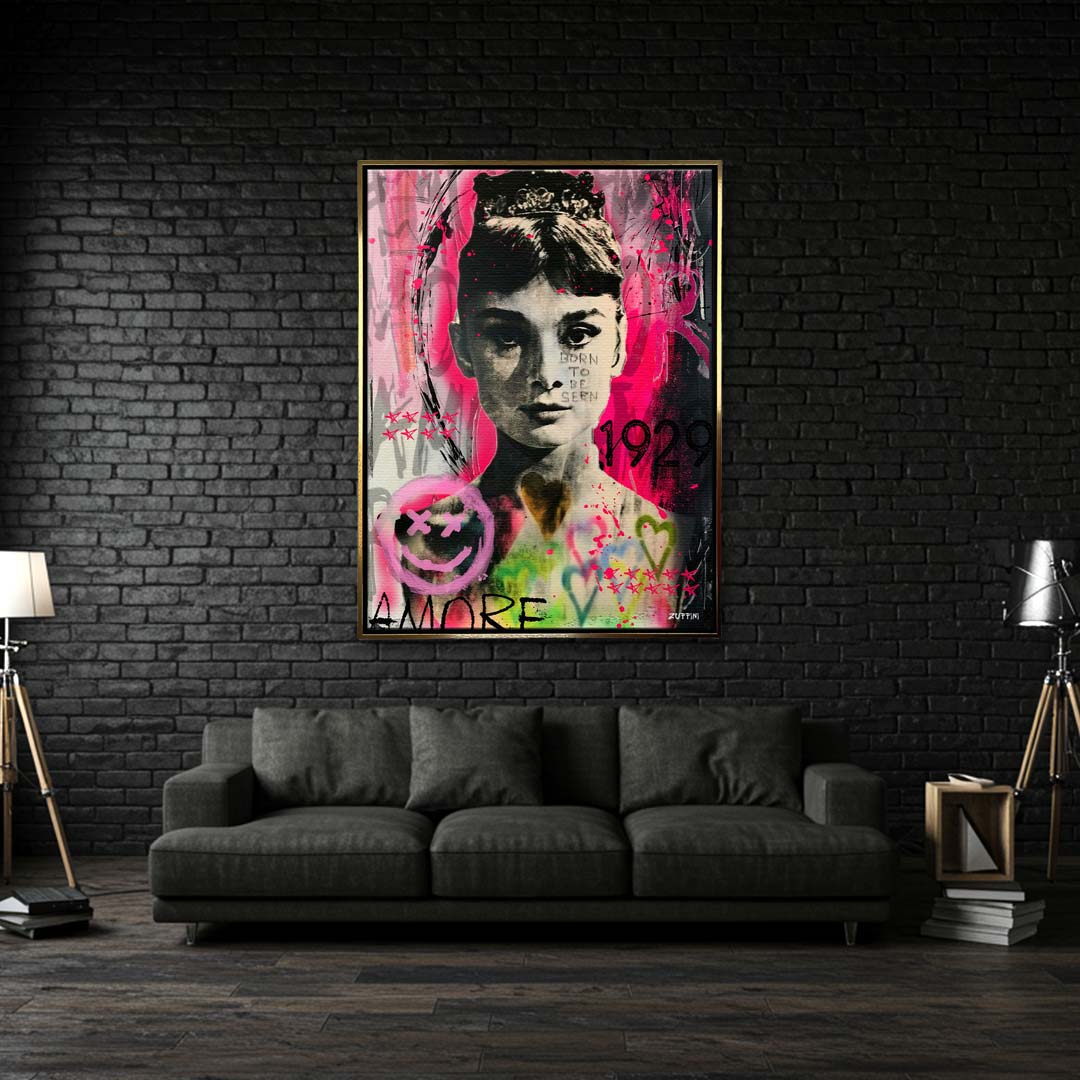 Czarno-biały obraz na płótnie Audrey Hepburn w stylu sztuki nowoczesnej. Wydruk galeryjny pop art z czerwonymi sercami i dużym napisem AMORE w tle.