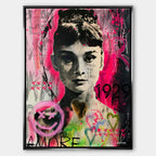 Czarno-biały obraz na płótnie Audrey Hepburn w stylu sztuki nowoczesnej. Wydruk galeryjny pop art z czerwonymi sercami i dużym napisem AMORE w tle.