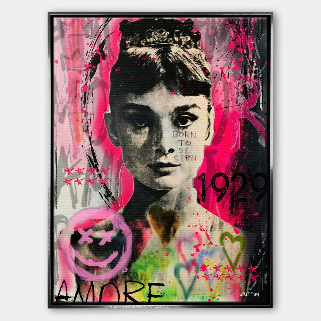 Czarno-biały obraz na płótnie Audrey Hepburn w stylu sztuki nowoczesnej. Wydruk galeryjny pop art z czerwonymi sercami i dużym napisem AMORE w tle.