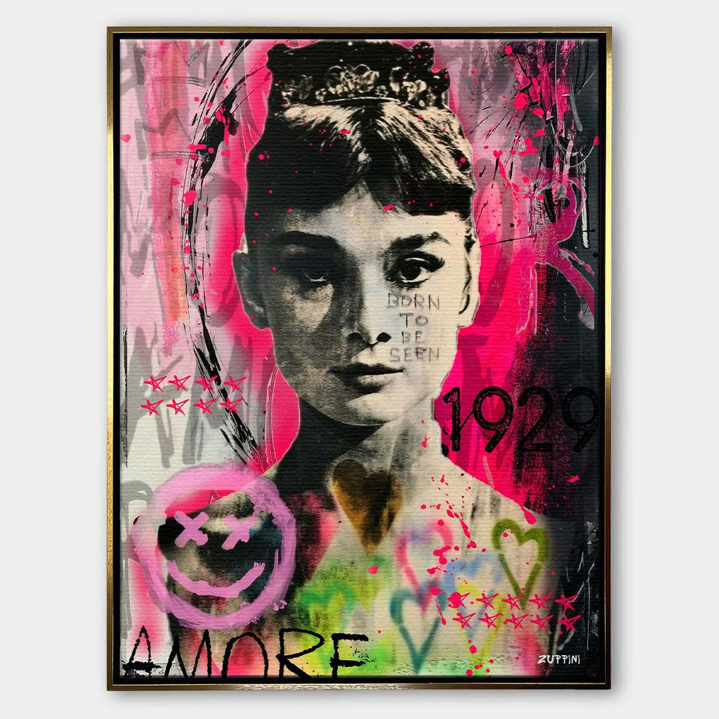 Czarno-biały obraz na płótnie Audrey Hepburn w stylu sztuki nowoczesnej. Wydruk galeryjny pop art z czerwonymi sercami i dużym napisem AMORE w tle.