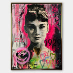 Czarno-biały obraz na płótnie Audrey Hepburn w stylu sztuki nowoczesnej. Wydruk galeryjny pop art z czerwonymi sercami i dużym napisem AMORE w tle.