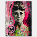 Czarno-biały obraz na płótnie Audrey Hepburn w stylu sztuki nowoczesnej. Wydruk galeryjny pop art z czerwonymi sercami i dużym napisem AMORE w tle.