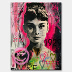 Czarno-biały obraz na płótnie Audrey Hepburn w stylu sztuki nowoczesnej. Wydruk galeryjny pop art z czerwonymi sercami i dużym napisem AMORE w tle.