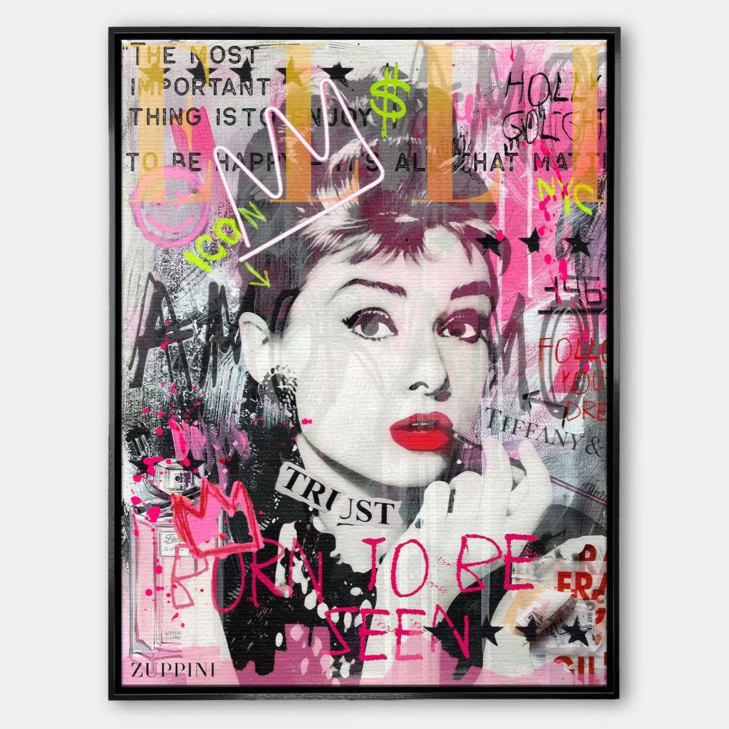 Nowoczesny obraz na płótnie Audrey Hepburn Icon. Wydruk galeryjny w różowo-szarej kolorystyce z elementami graffiti, neonową koroną i napisem Born to be seen.