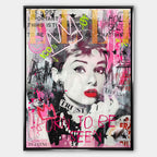Nowoczesny obraz na płótnie Audrey Hepburn Icon. Wydruk galeryjny w różowo-szarej kolorystyce z elementami graffiti, neonową koroną i napisem Born to be seen.