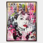 Nowoczesny obraz na płótnie Audrey Hepburn Icon. Wydruk galeryjny w różowo-szarej kolorystyce z elementami graffiti, neonową koroną i napisem Born to be seen.